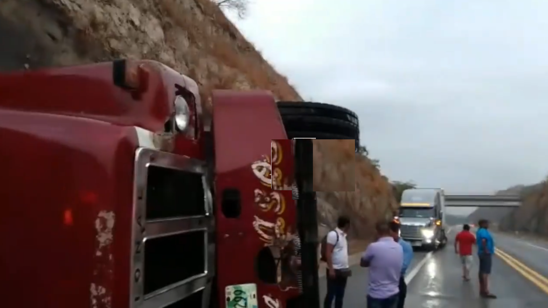 Vuelca cami+¦n cargado 2