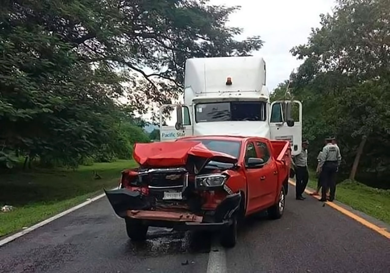 Tr+íiler-embiste-a-camioneta-1