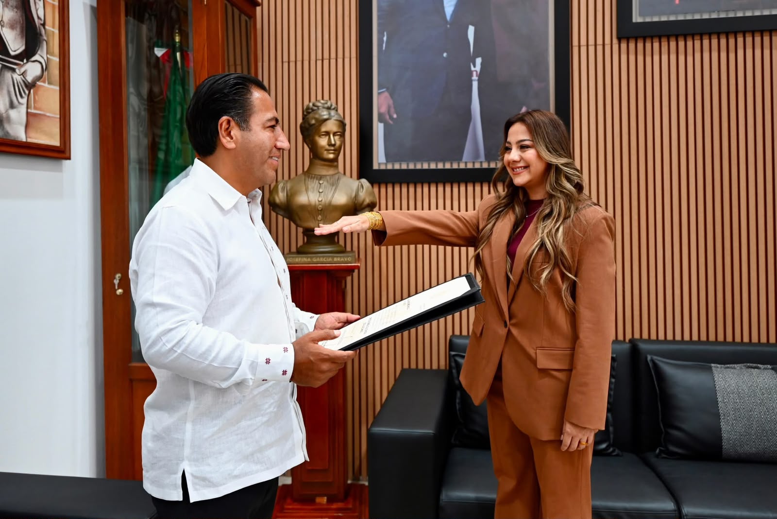 Eduardo Ramírez designa a Alejandra Gómez como nueva titular