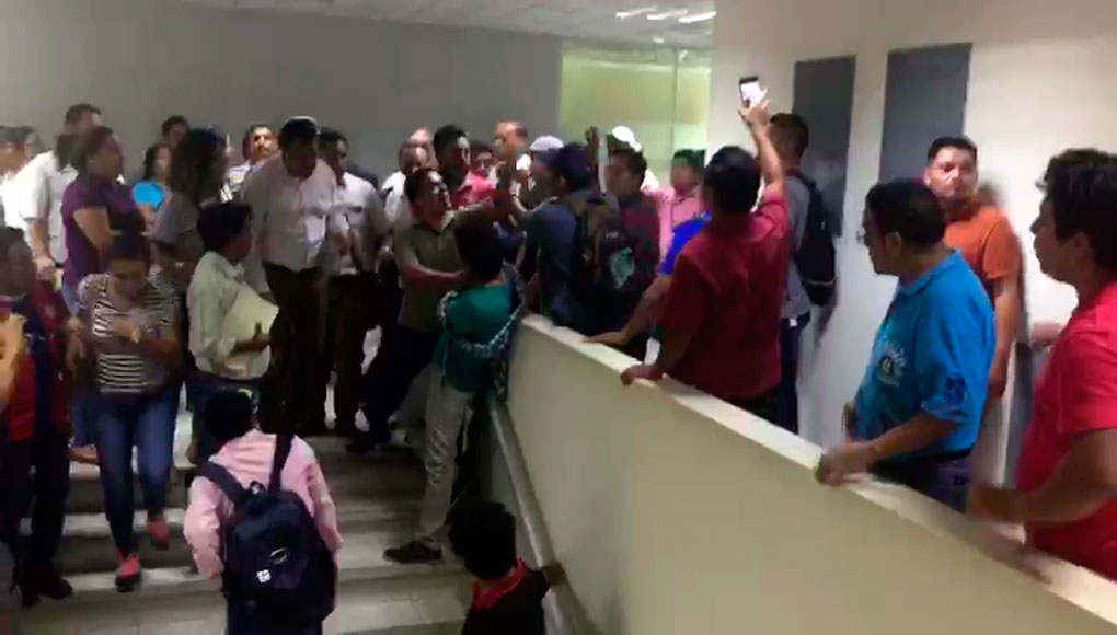 CNTE agrede y se apodera del bono de los maestros en la Sección 7 ...