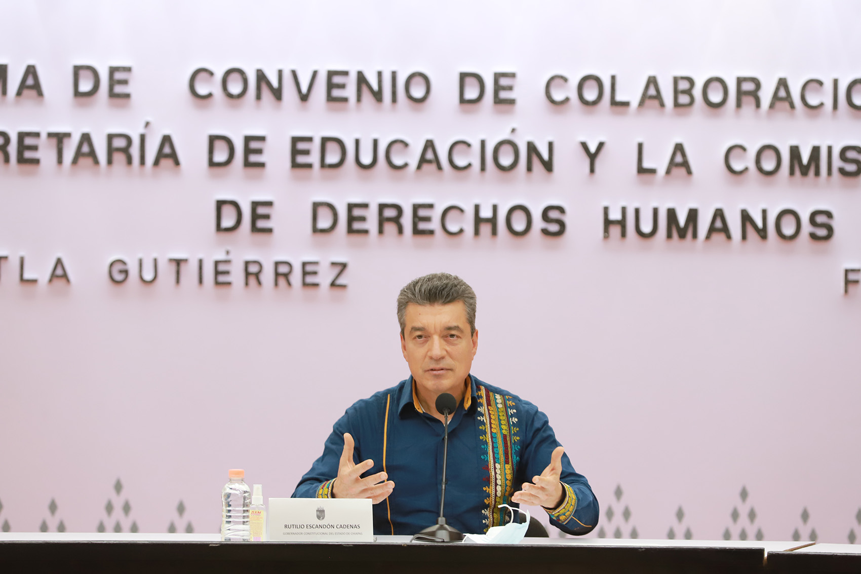 RUTILIO FIRMA DE CONVENIO SE-CEDH-1