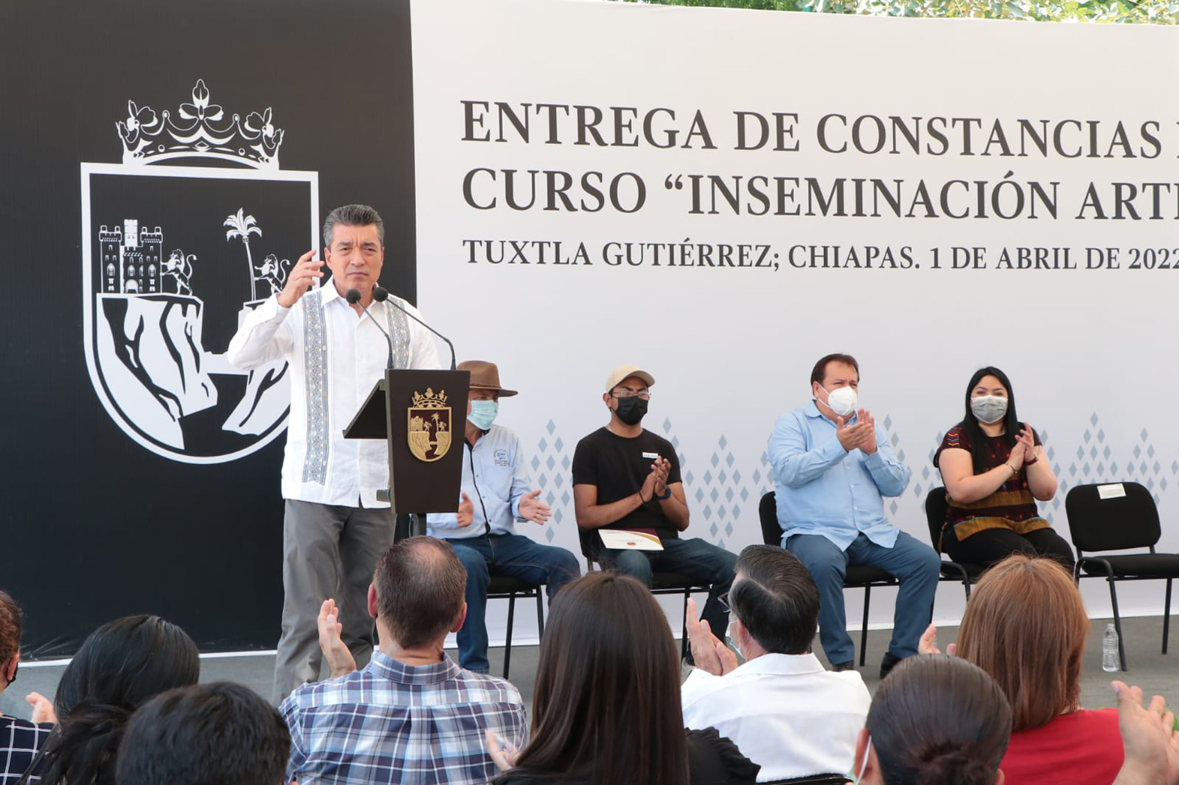RUTILIO ENTREGA CERTIFICADOS A GANADEROS-1