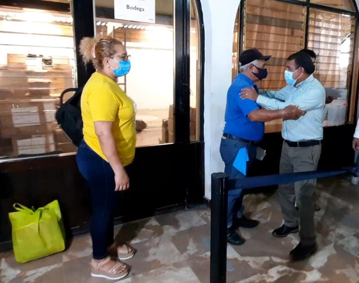 JAVIER JIMENEZ RECORRE OFICINAS DE HACIENDA-1