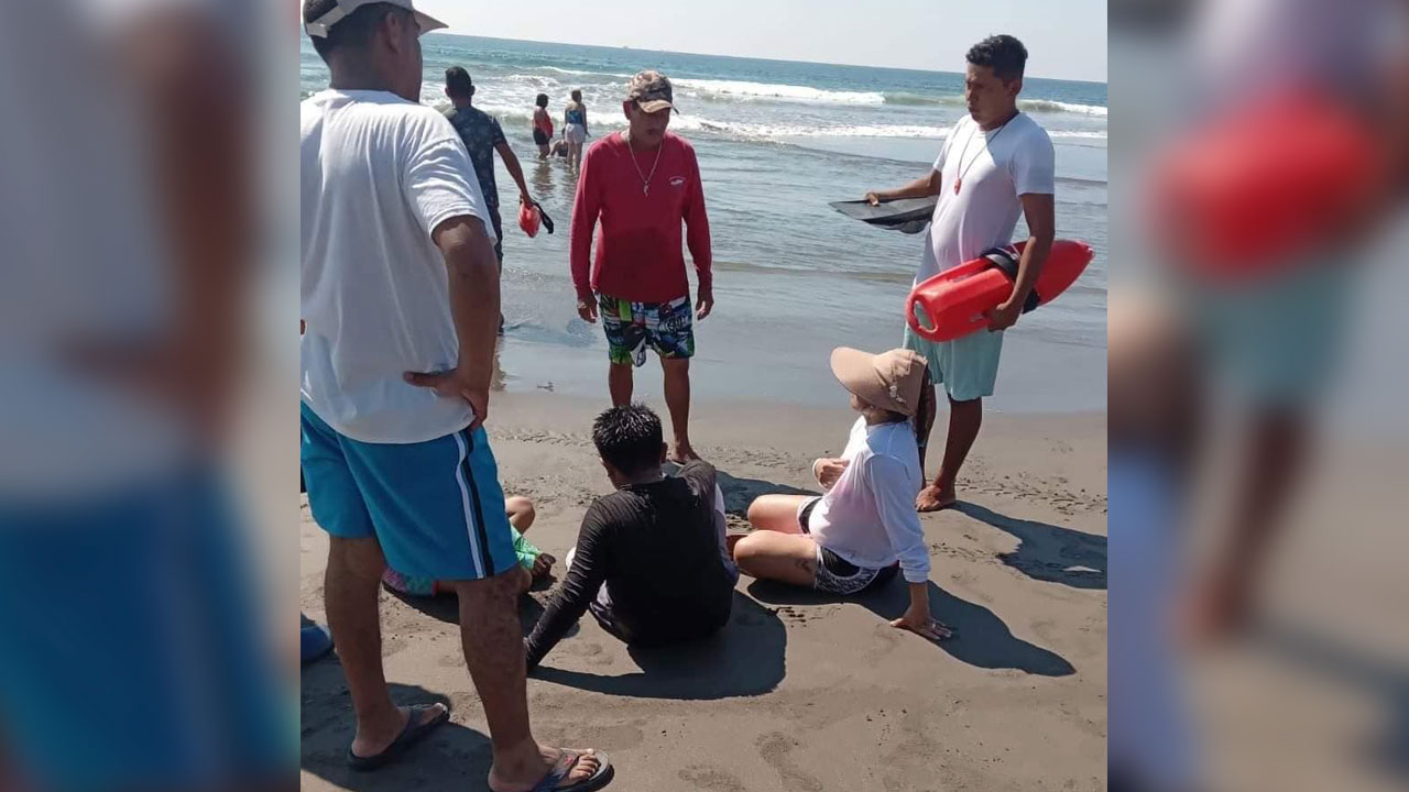 Rescatan salvavidas a tres turistas de ahogarse en Puerto Arista ...