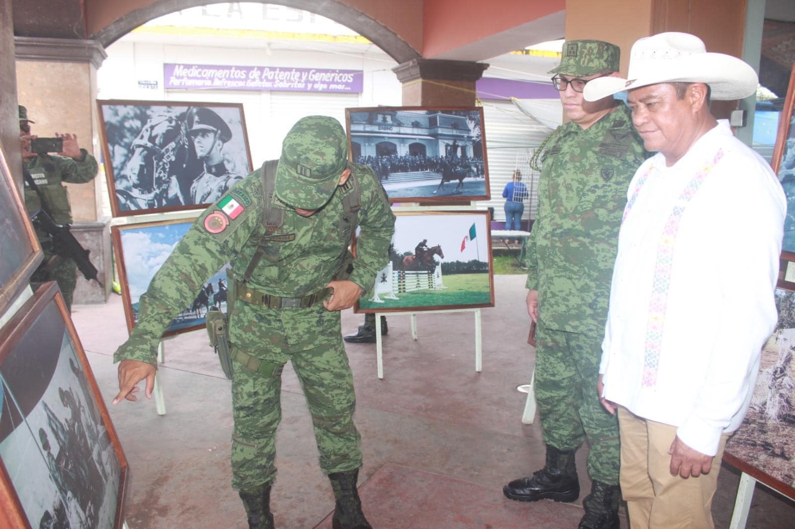 HOY exposicio_n colegio militar2