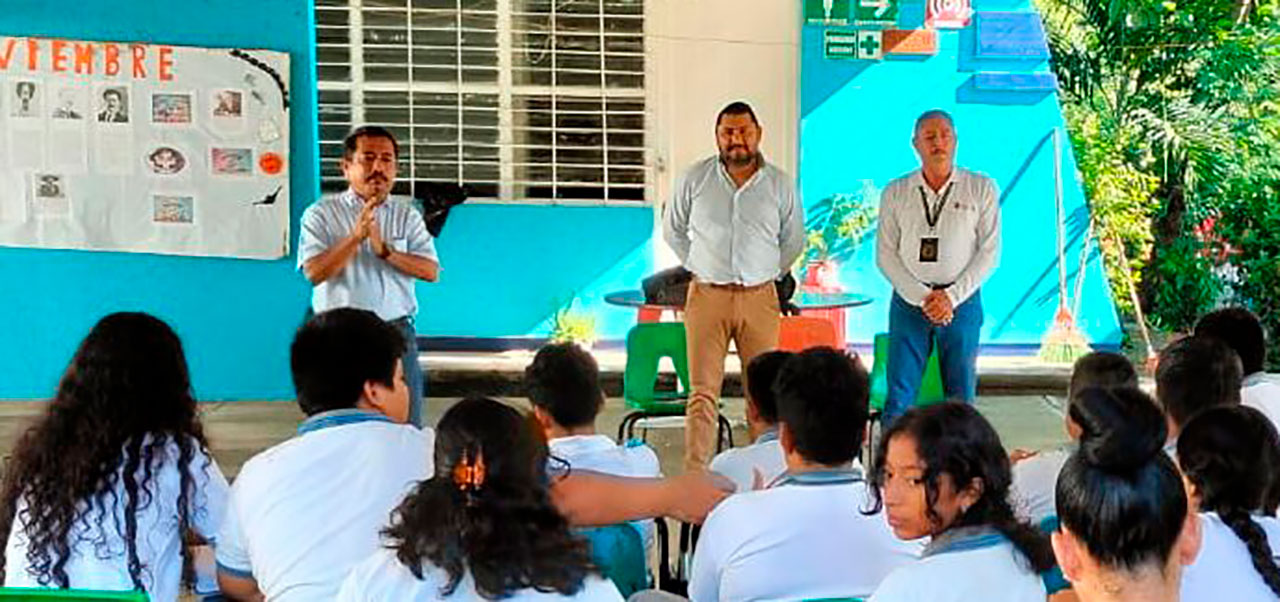Se-re+¦ne-Lalo-Montes-con-adolescentes-por-prevenci+¦n-del-delito-en-Pijijiapan1
