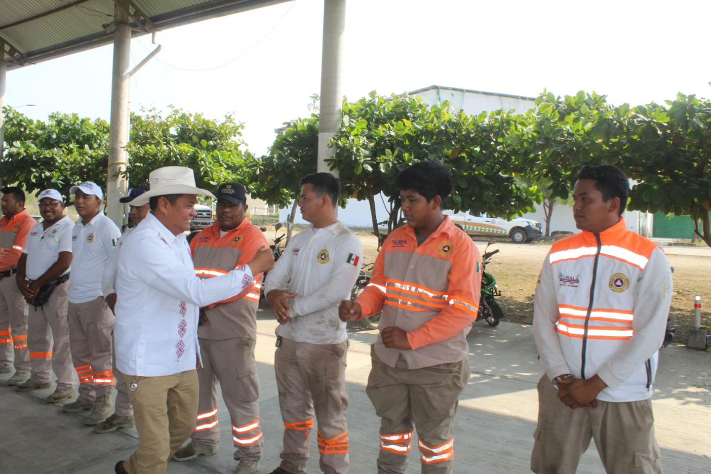 Entregan uniformes y equipos a elementos de proteccio_n civil de Tonala_1