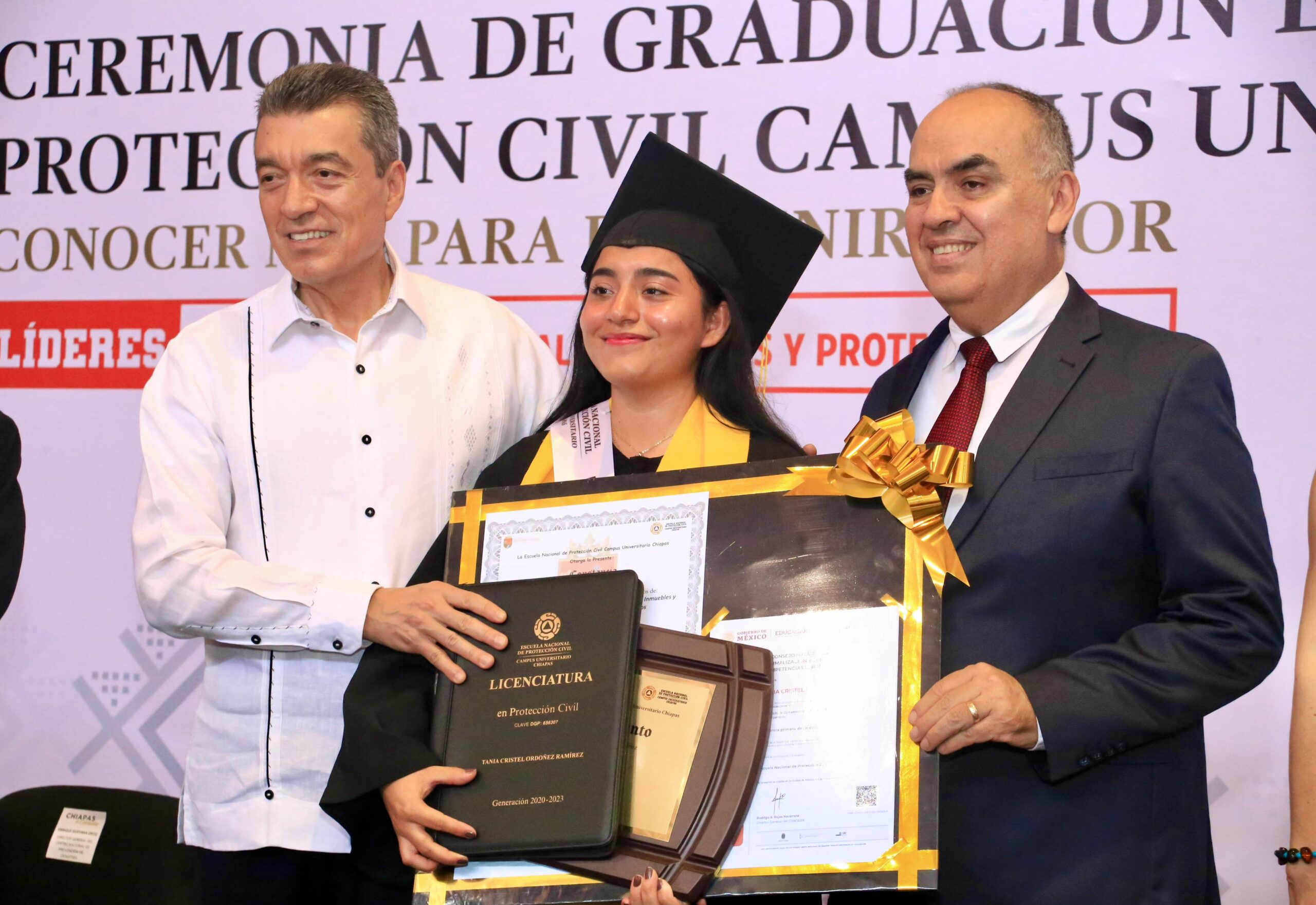 RUTILIO ASISTE A CEREMONIA DE GRADUACION ESC. PC-3(1)