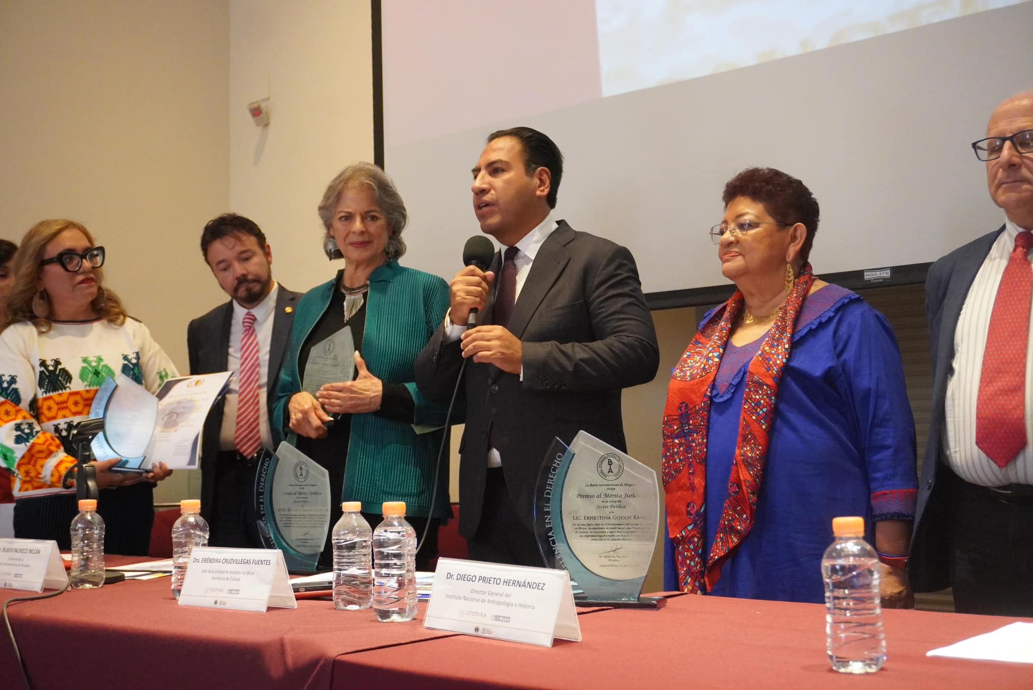 ERA RECIBE PREMIO AL MERITO JURIDICO 2024-1