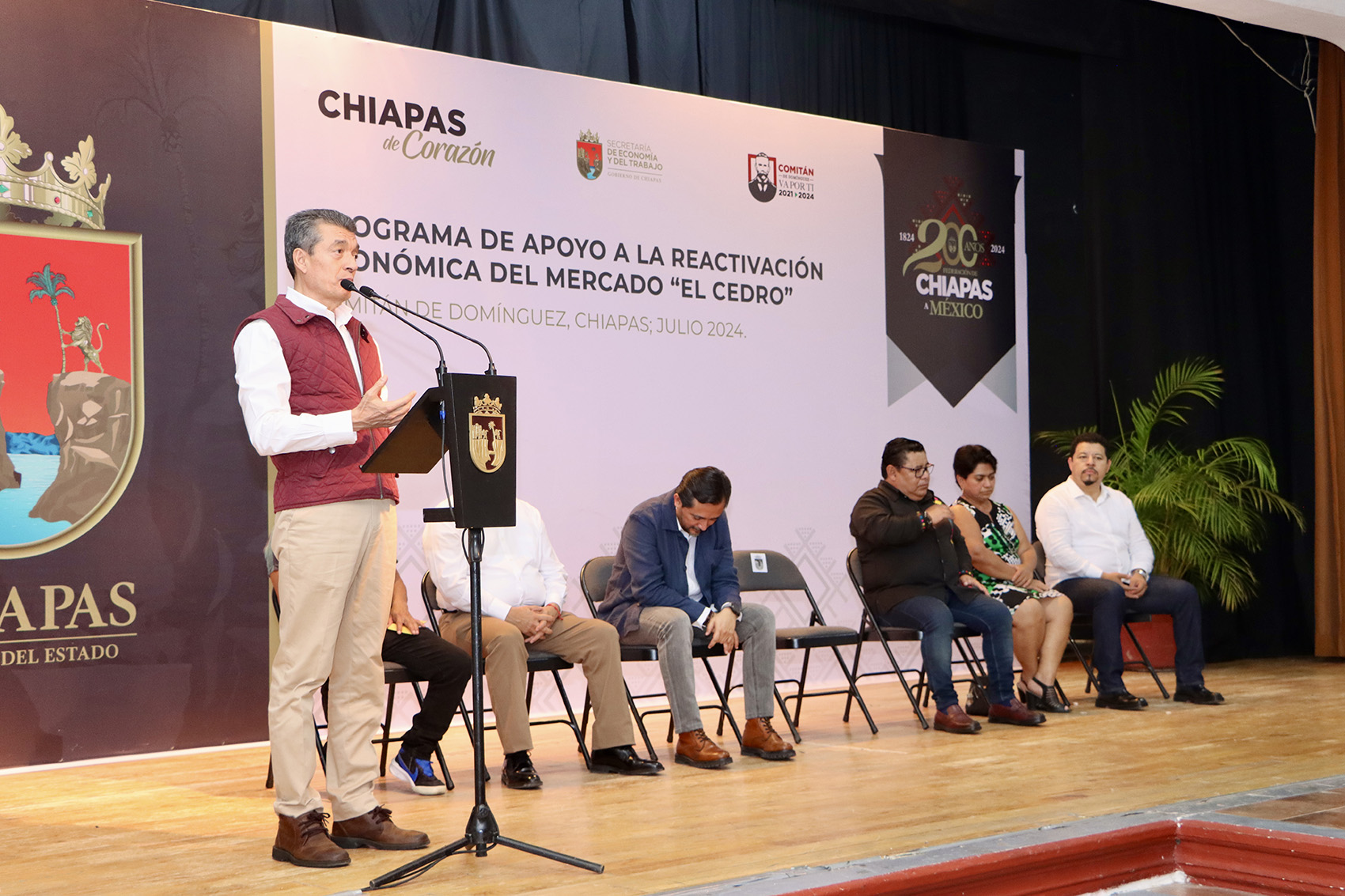 RUTILIO ENTREGA SUBSIDIOS A LOCATARIOS DE COMITAN-1