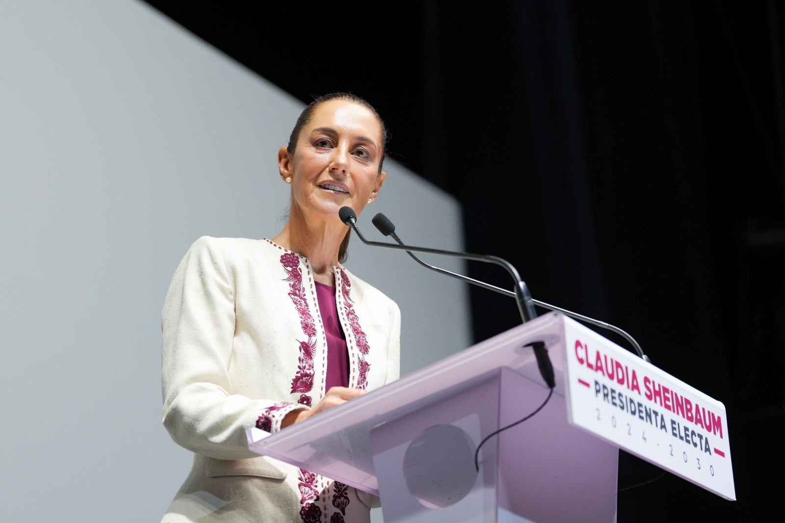 TRIBUNAL ELECTORAL ENTREGA CONSTANCIA A CLAUDIA-1