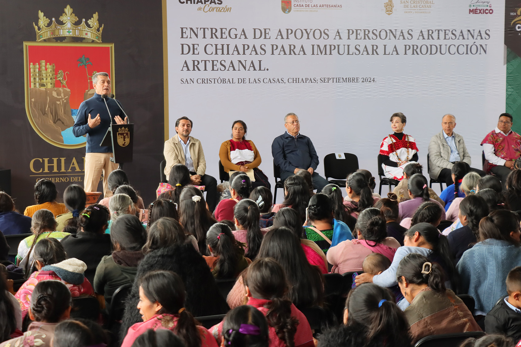 RUTILIO ENTREGA APOYO A ARTESANOS