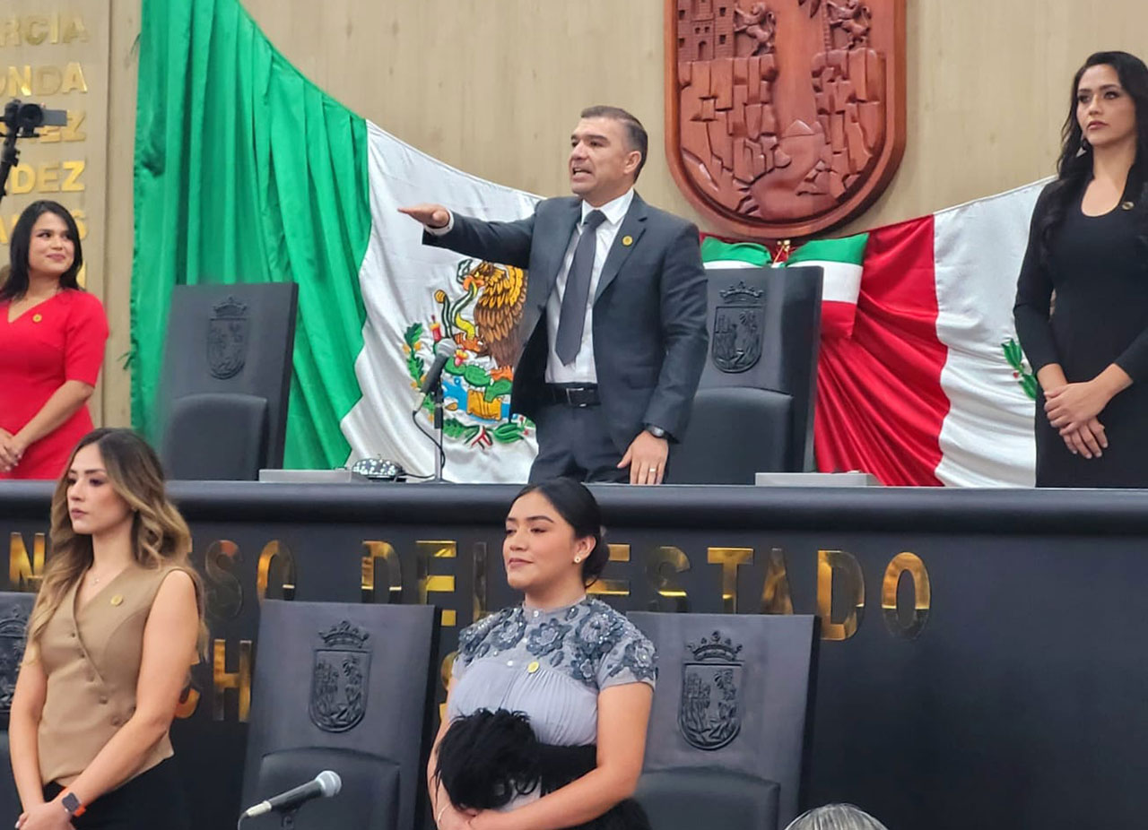 LUIS-IGNACIO-AVENDA+æO-ASUME-PRESIDENCIA-EN-EL-CONGRESO-1