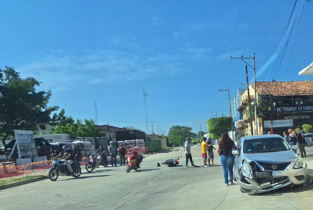 Accidente entre carro y moto en centro de Arriaga1
