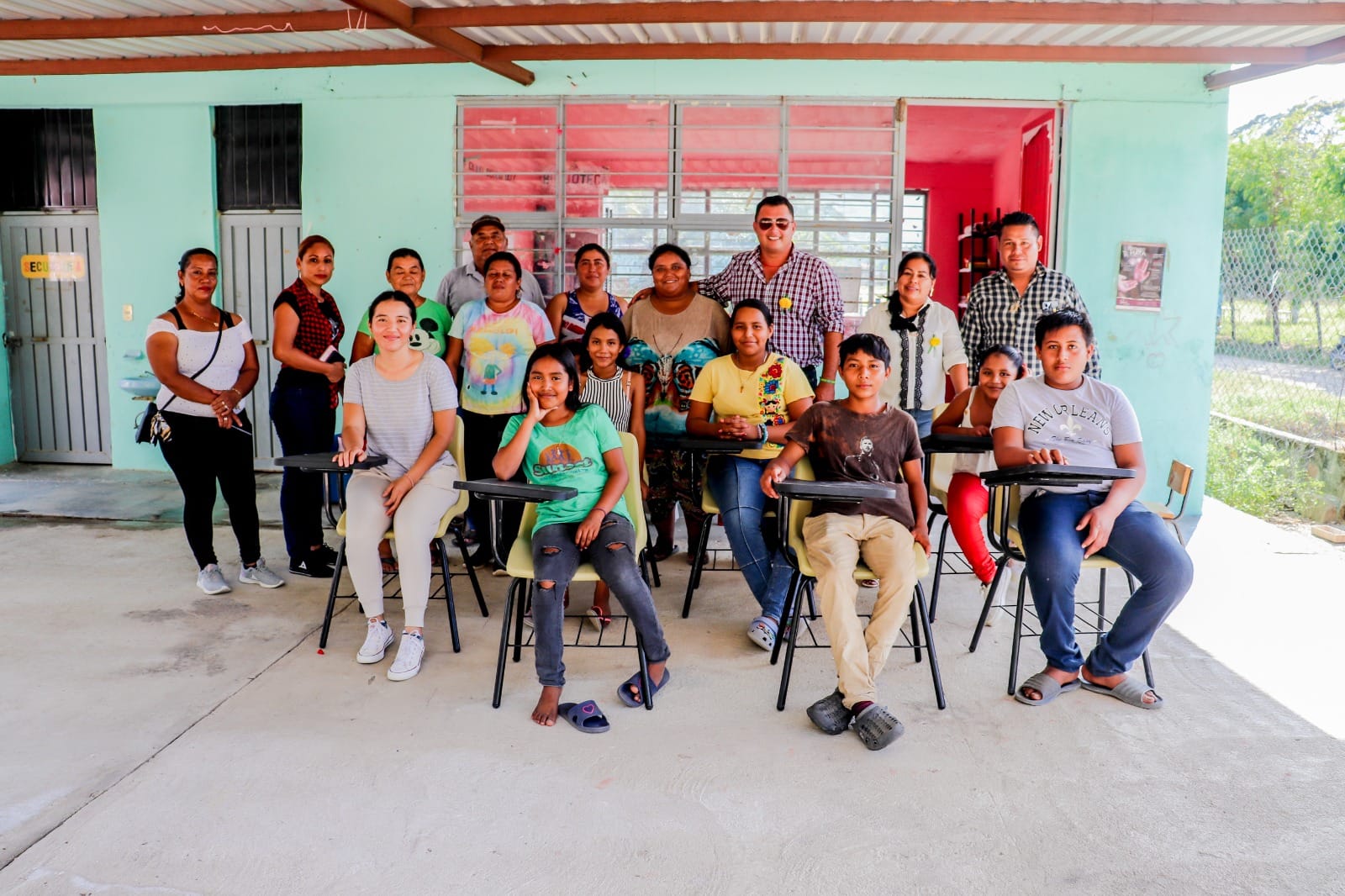 Contin+¦a Alejandro Patrinos brindando apoyo a escuelas arriaguenses1