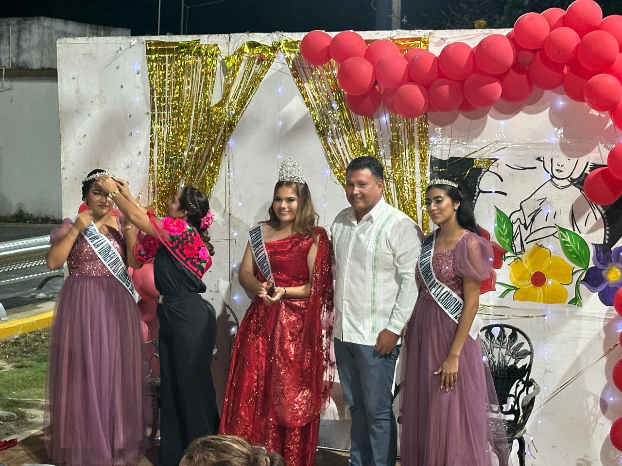 Coronan a la Reina M+¦nica I y princesas Melissa y Sina+¡ en Calera1