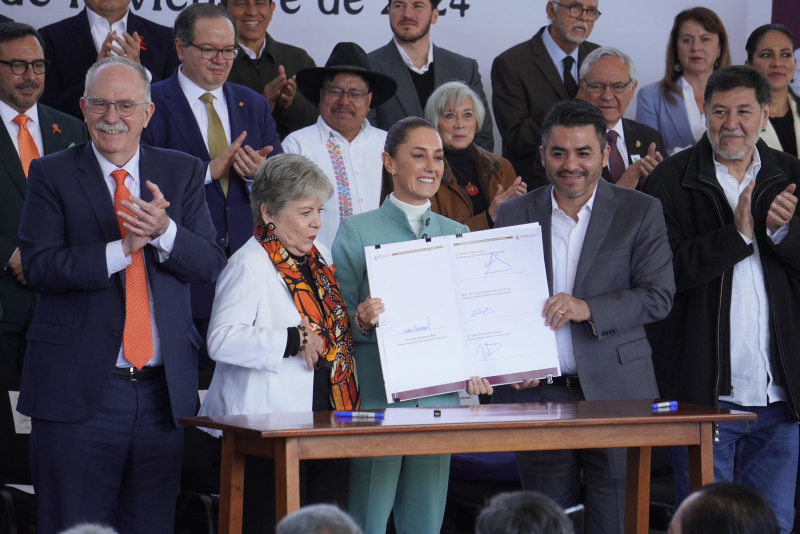 ERA-ACOMPA+æA A CLAUDIA A LA FIRMA DEL AGUERDO DEL AGUA-3