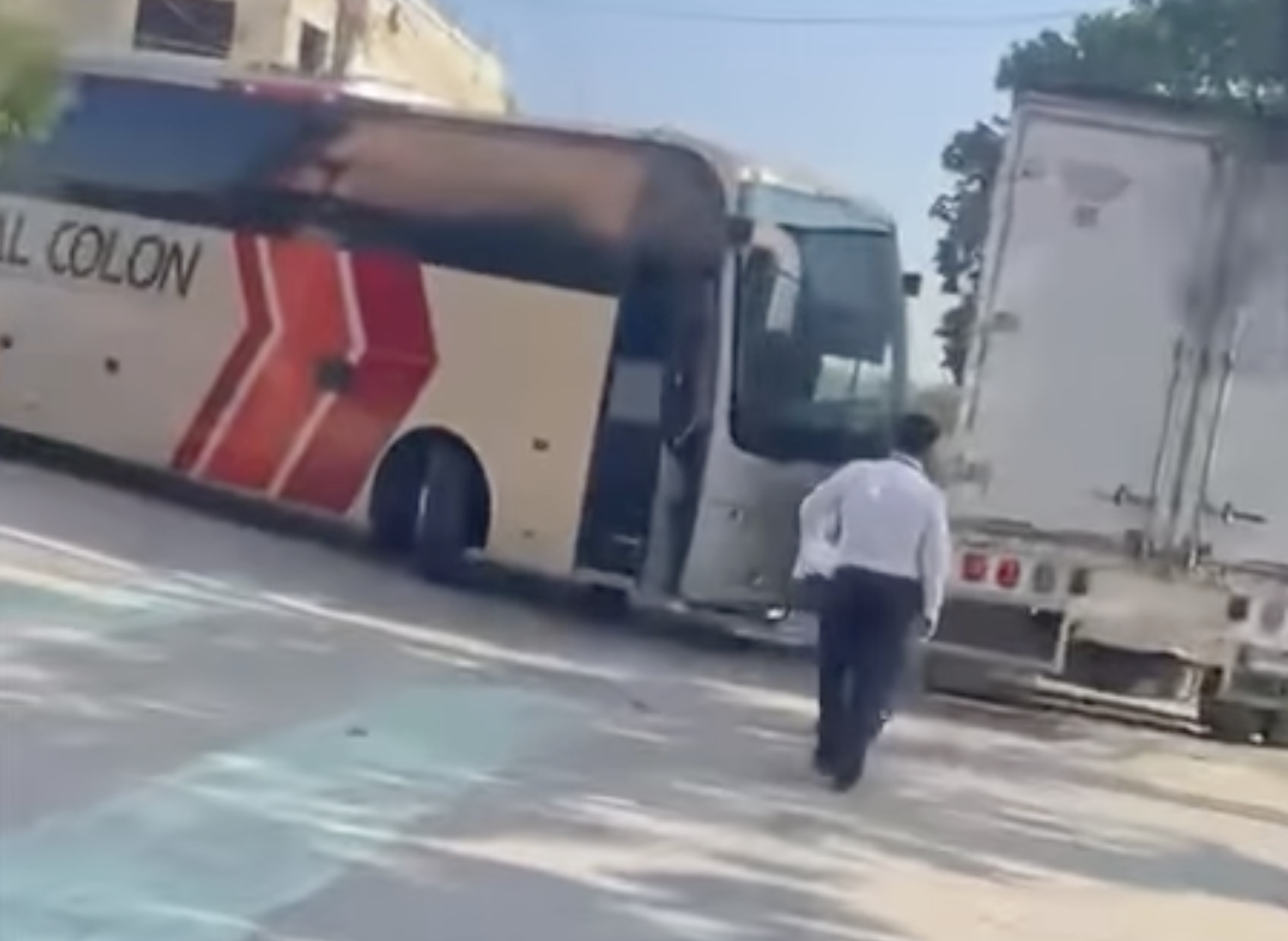 Chocan autobu¦üs de la Colo¦ün y camio¦ün de carga en Arriaga1