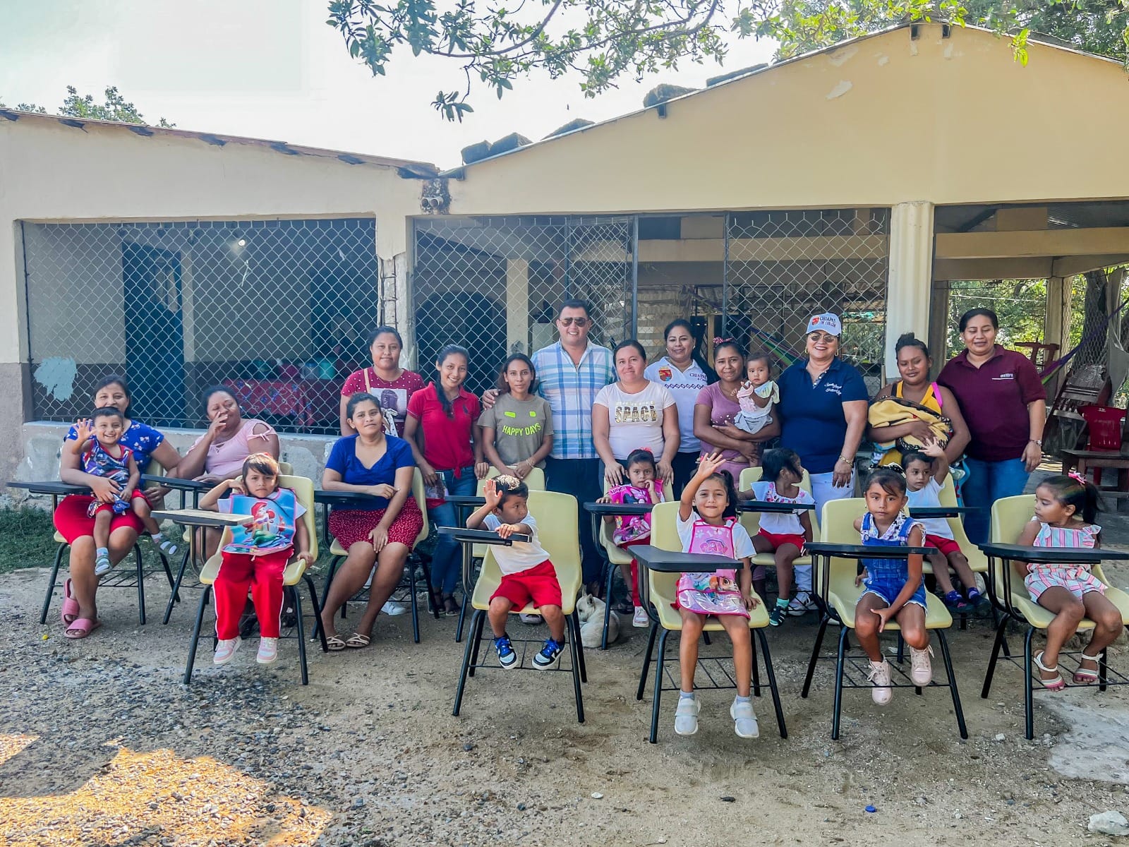 Contin+¦a el compromiso educativo con entrega de mobiliario en Arriaga1