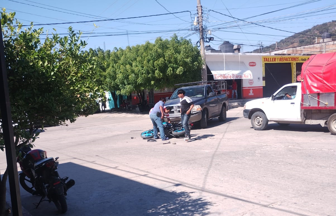 Impacta carro a moto en Arriaga1