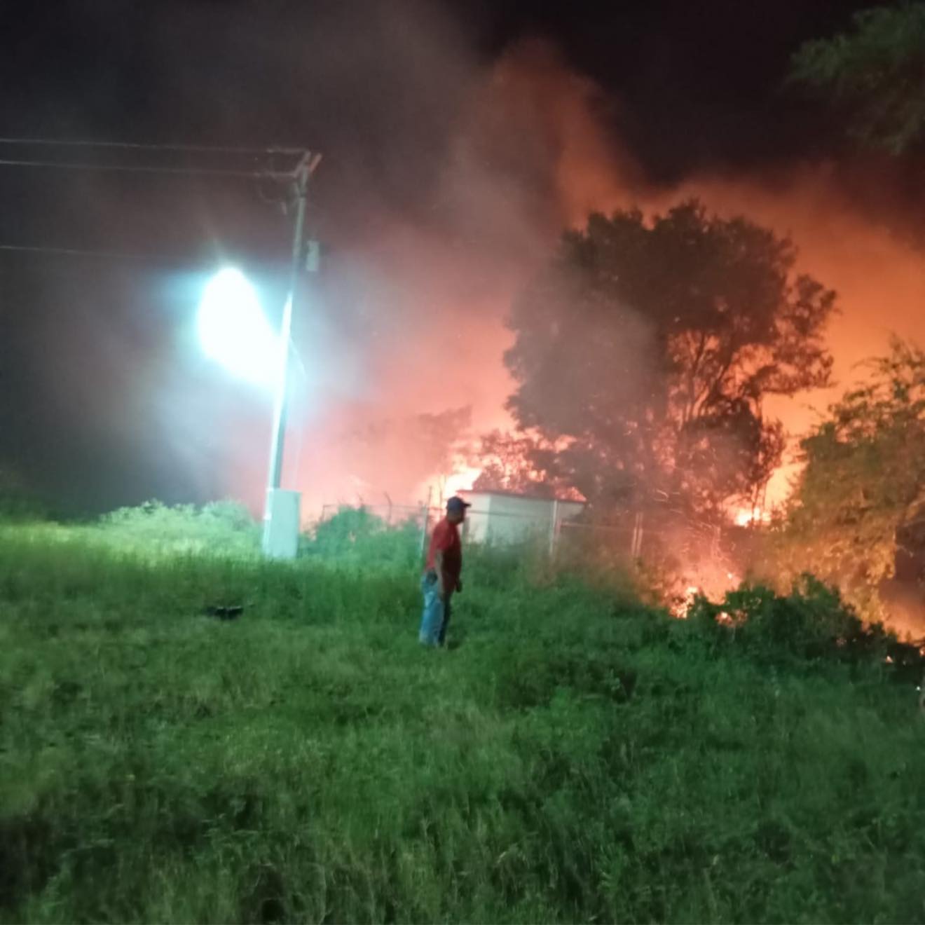 Incendio en pastizales amenazo¦ü hogares en Pijijiapan5