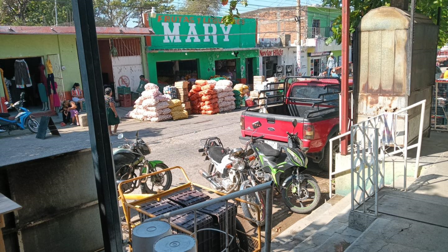 Piden intervenci+¦n de tr+ínsito en vialidades del centro y mercado de Arriaga1