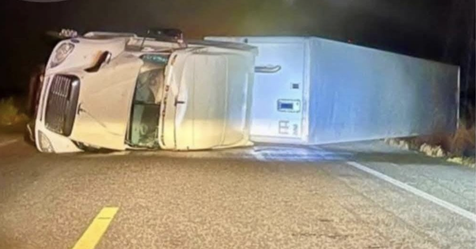 Varios tra¦üilers cayeron tras fuertes vientos en tramo Arriaga1