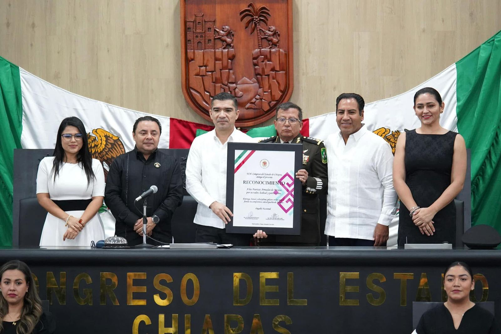 CONGRESO RECONOCE A LAS FUERZAS ARMADA-2