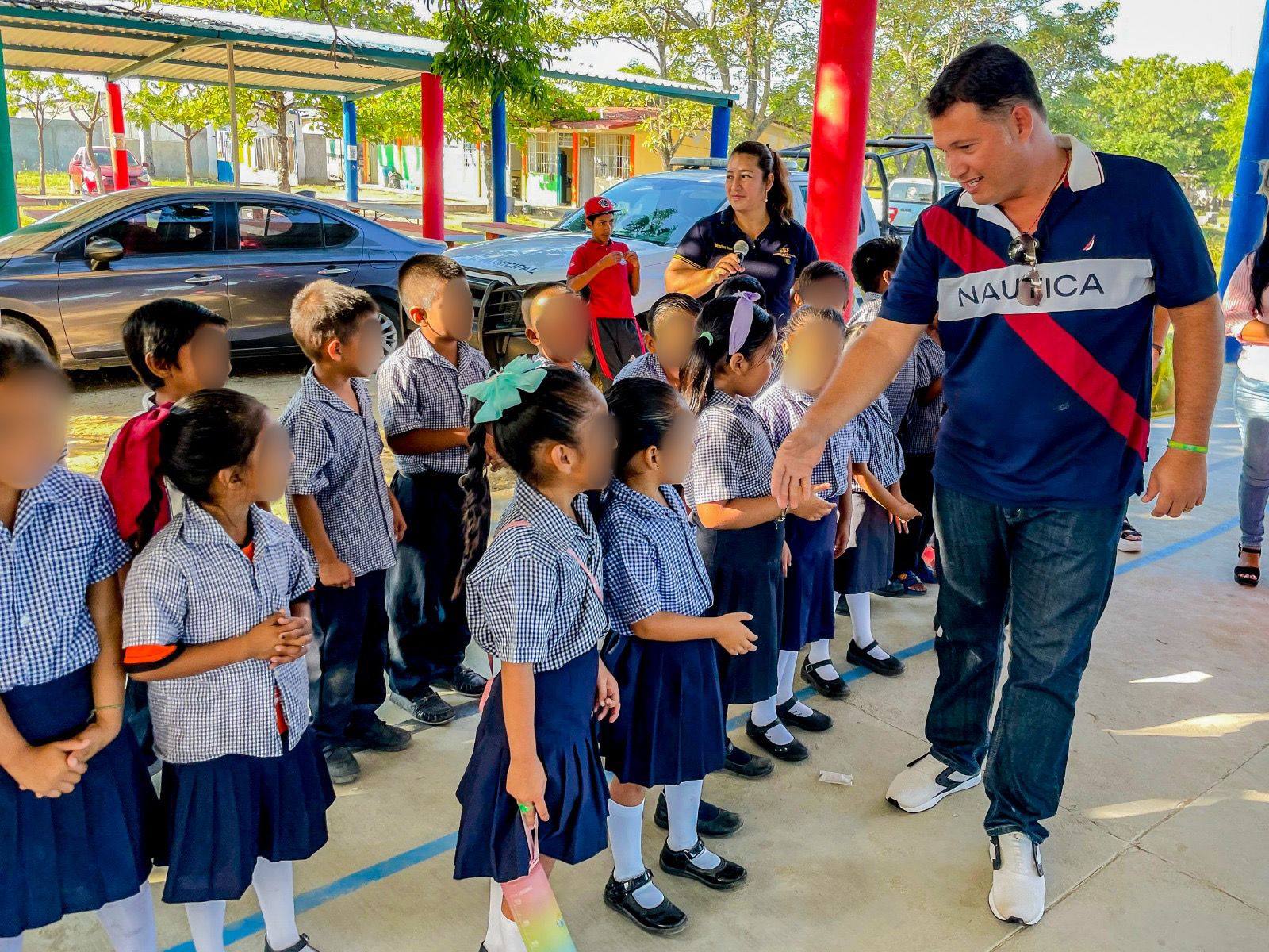 Prosigue Alejandro Patrinos entrega de mobiliario escolar en Arriaga1
