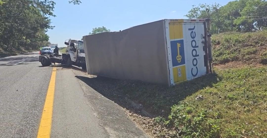 Se accident+¦ cami+¦n de COPPEL en la v+¡a Pijijiapan1