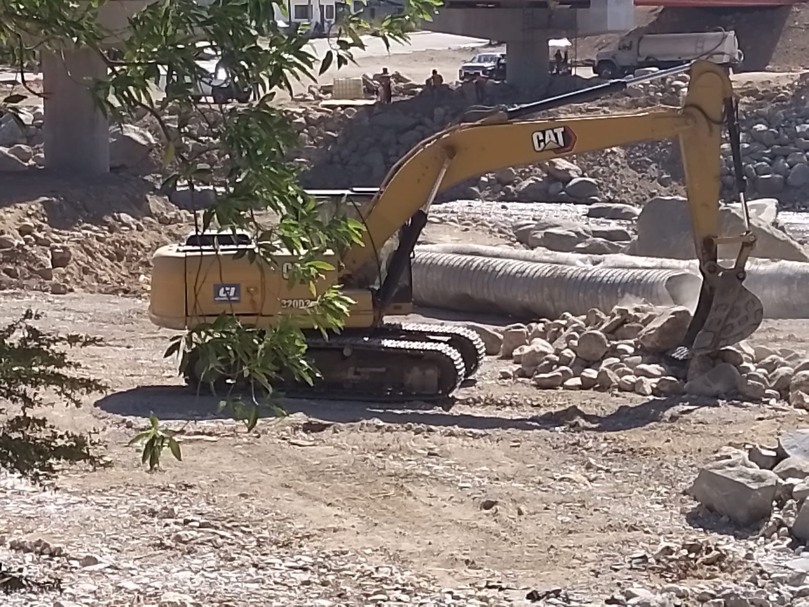 Se esta¦ün robando las piedras del muro del ri¦üo Lagartero en Arriaga1