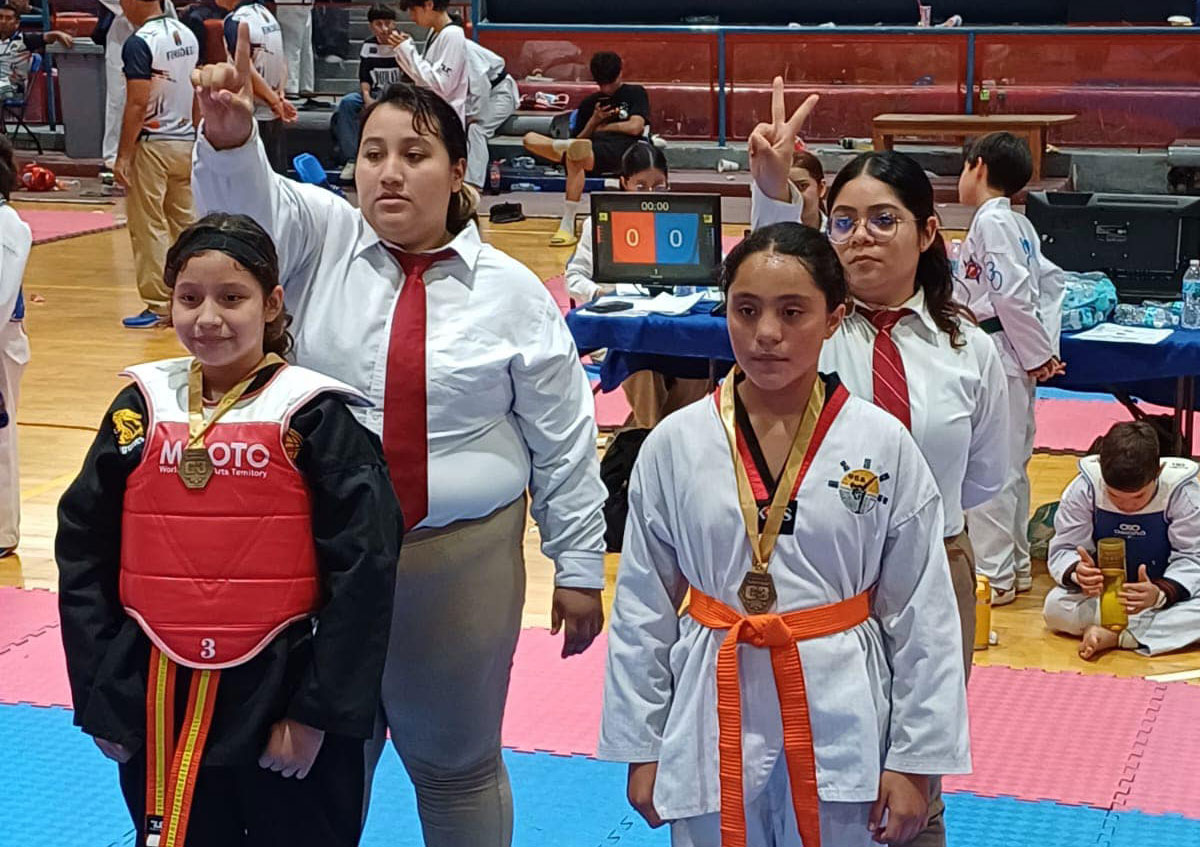 Felicitan-a-Clarita-Aim+®e-por-logro-y-experiencia-en-Taekwondo1