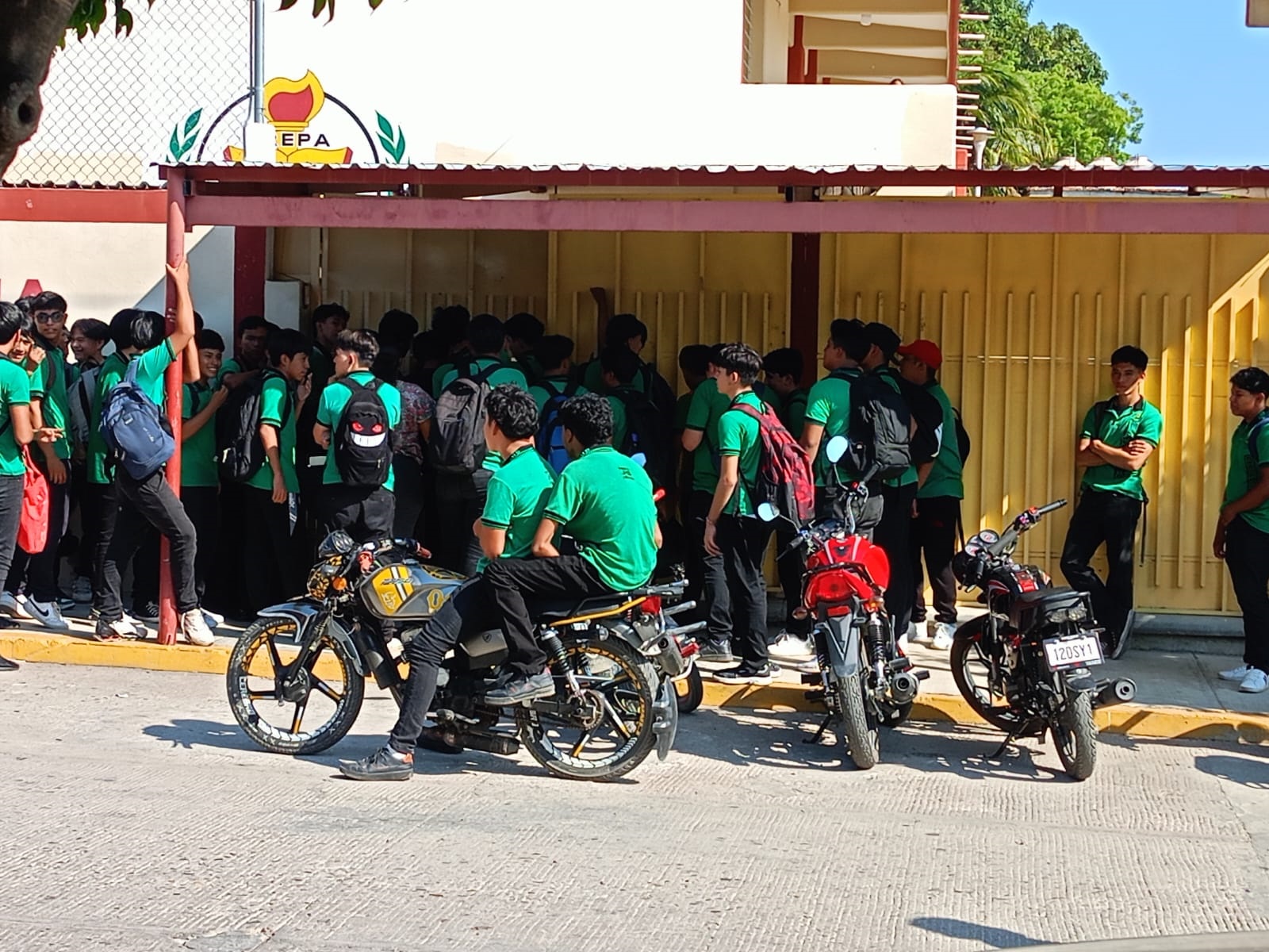 Pol+®mica escuela Bedwell5