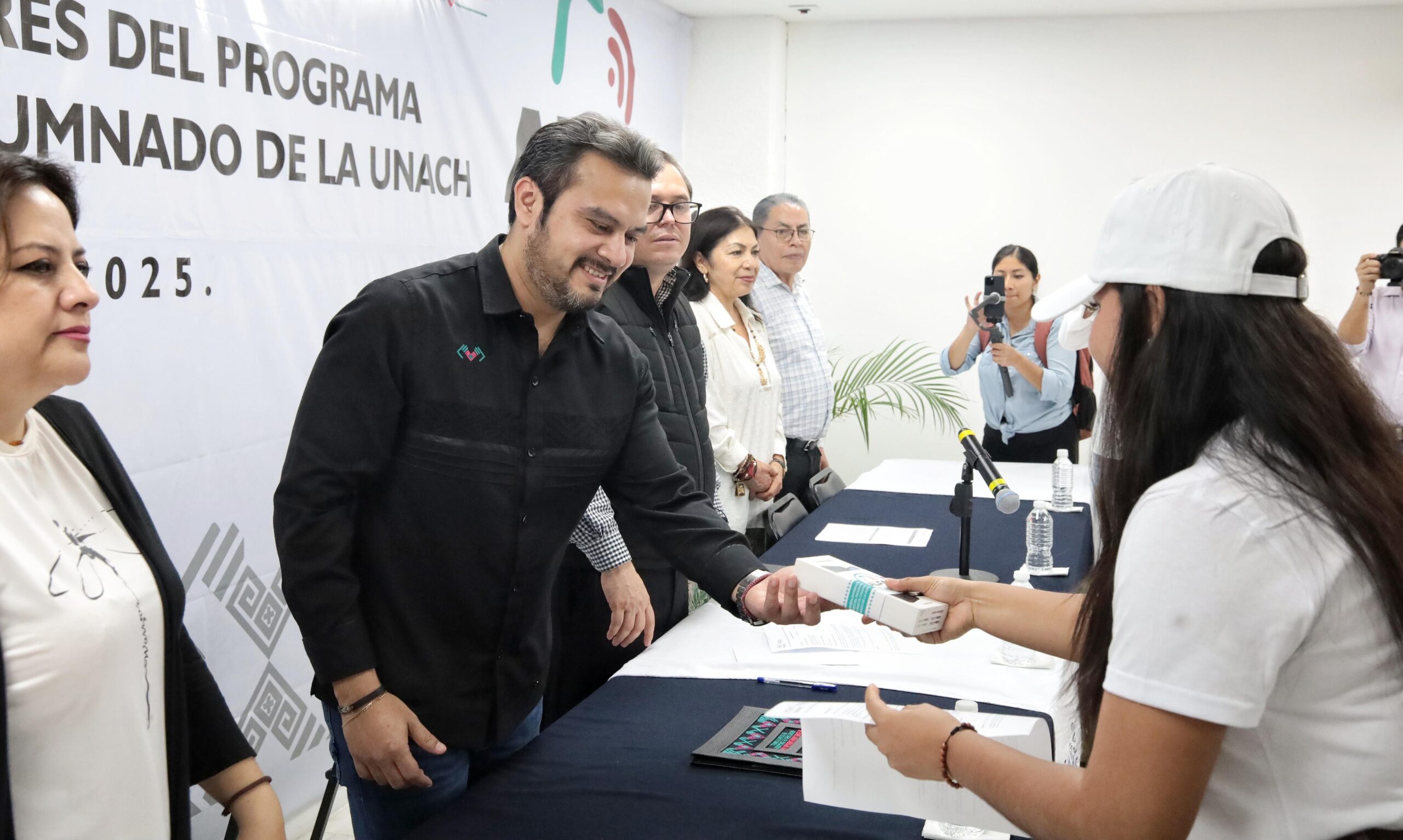 ENTREGA SECRETARIO DE EDUCACION CELULARES-2