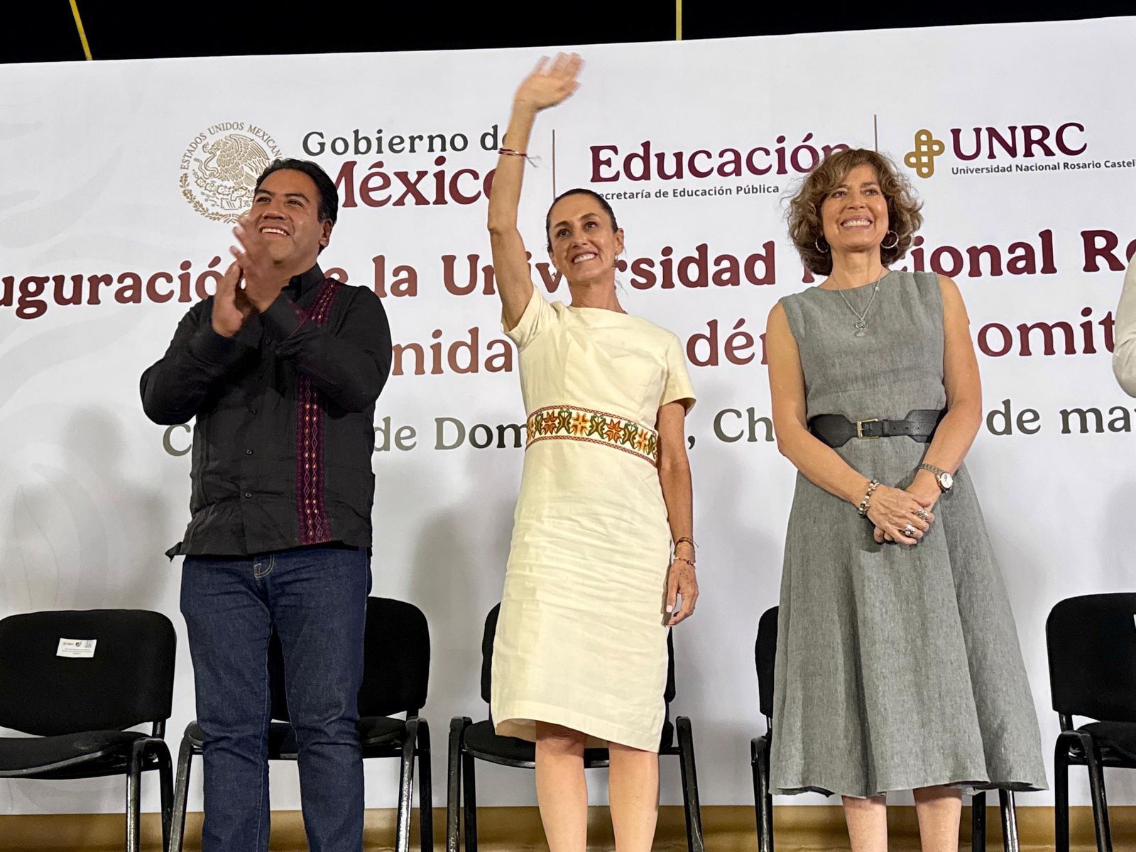 ERA ACOMPA+æA A CLAUDIA A LA INAGURACION DE LA UNIVERSIDAD EN COMITAN-1