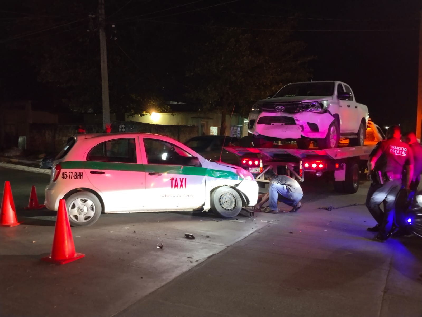 Fuerte choque de camioneta y taxi en Arriaga2