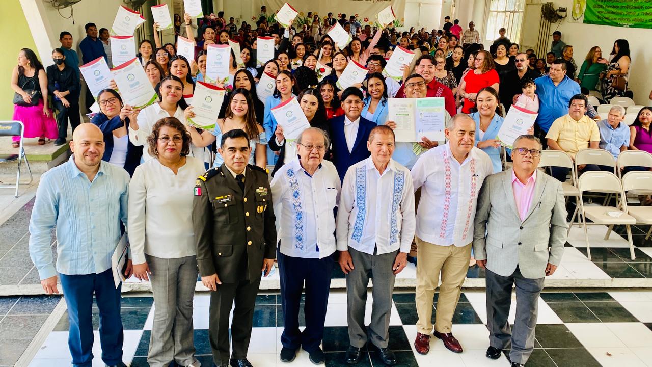 Gilberto de los Santos en ceremonia de graduaci+¦n de Escuela de Trabajo Social1