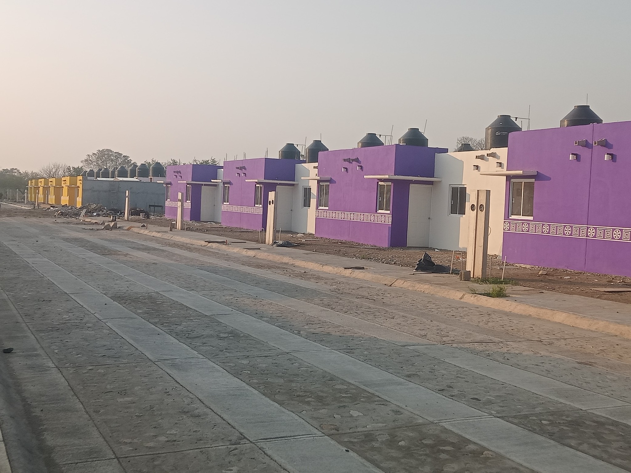 Se llevaron la¦ümparas y casi se llevan tinacos de viviendas en Pijijiapan1
