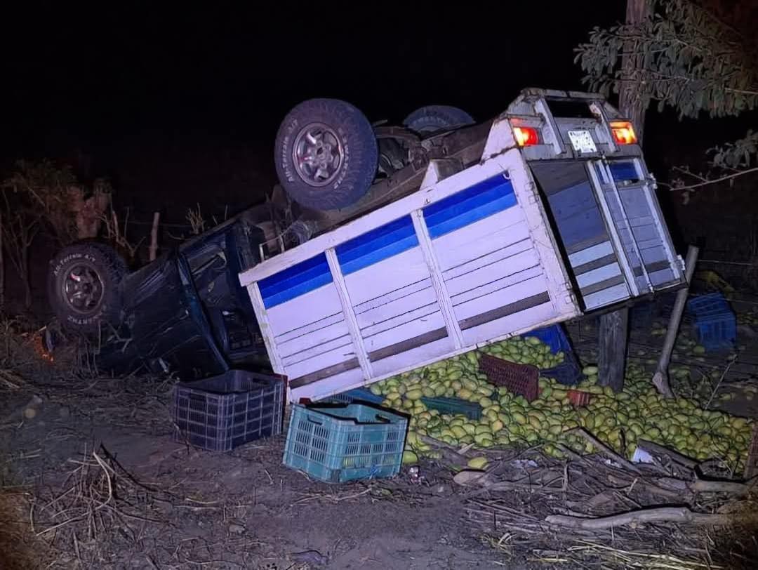 Se volco¦ü con todo y mangos rumbo a Puerto Arista1