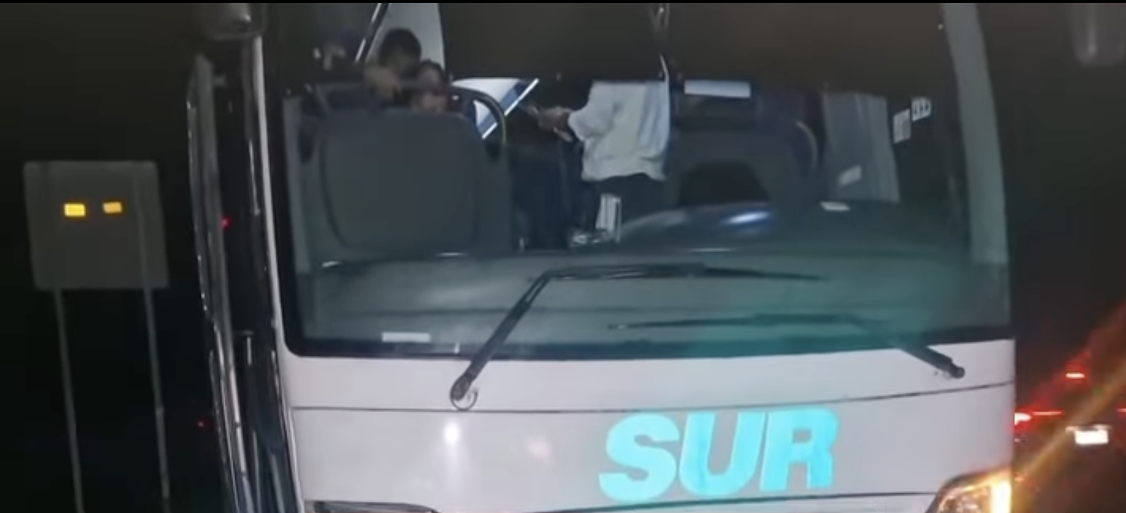 Chocaron carro y autobu¦üs del SUR en tramo Arriaga3