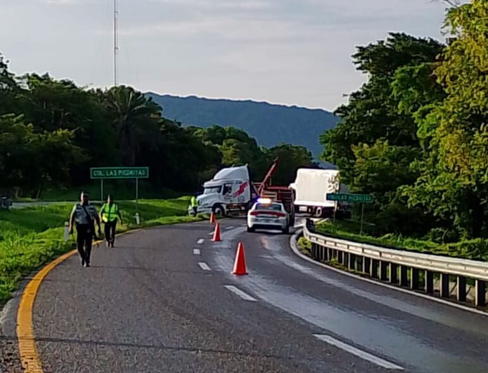 Accidente-de-tr+íiler-en-tramo-Tonal+í1