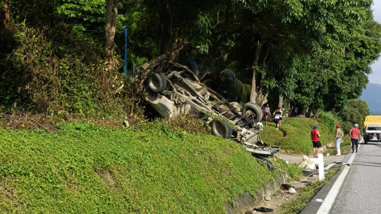 Aparatoso accidente en la vi¦üa Pijijiapan2