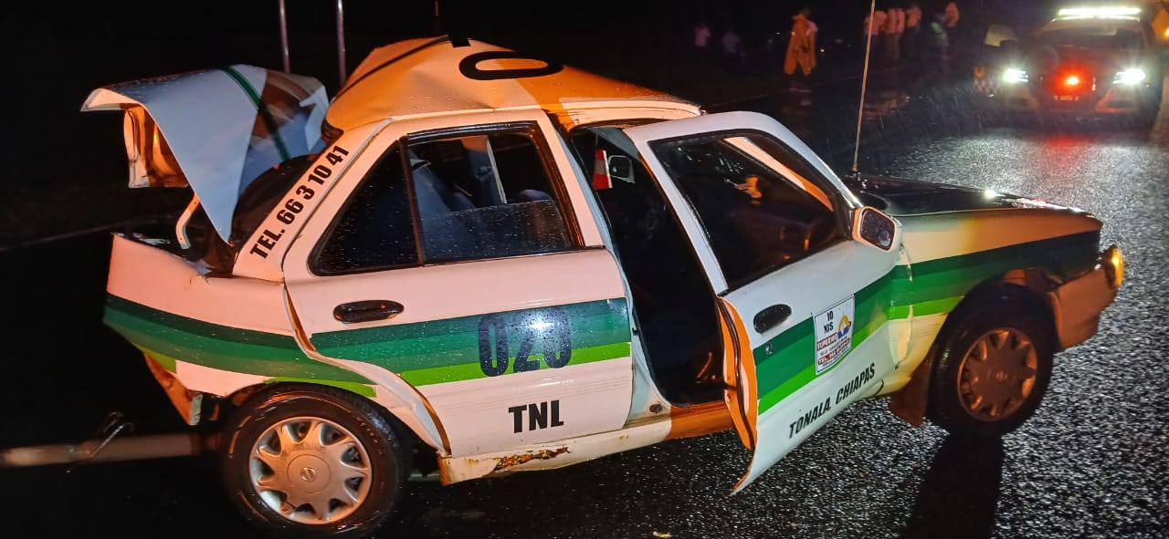 Fuerte choque entre taxi y camioneta en la carretera Tonala¦ü1