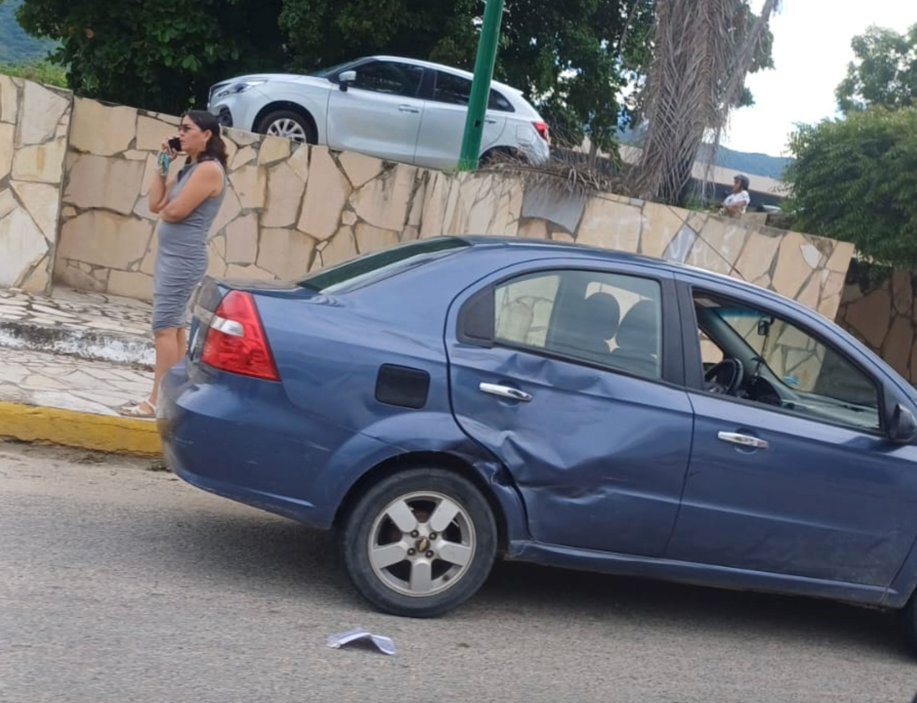 Accidente-de-moto-de-Elektra-y-carro-en-el-bulevar-Hidalgo-de-Tonala¦ü-deja-dan¦âos-materiales1