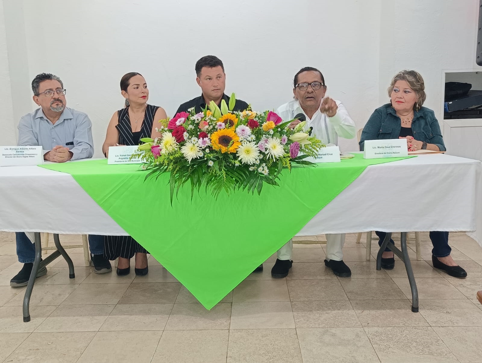 Arriaga reconoce a V+¡ctor Manuel Cruz Roque-1