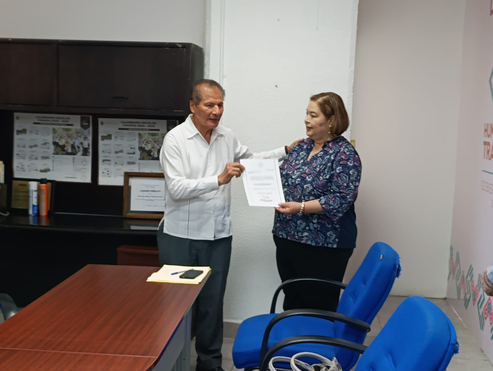 GILBERTO DE LOS SANTOS DA POSESION A NUEVA DIRECTORA-1