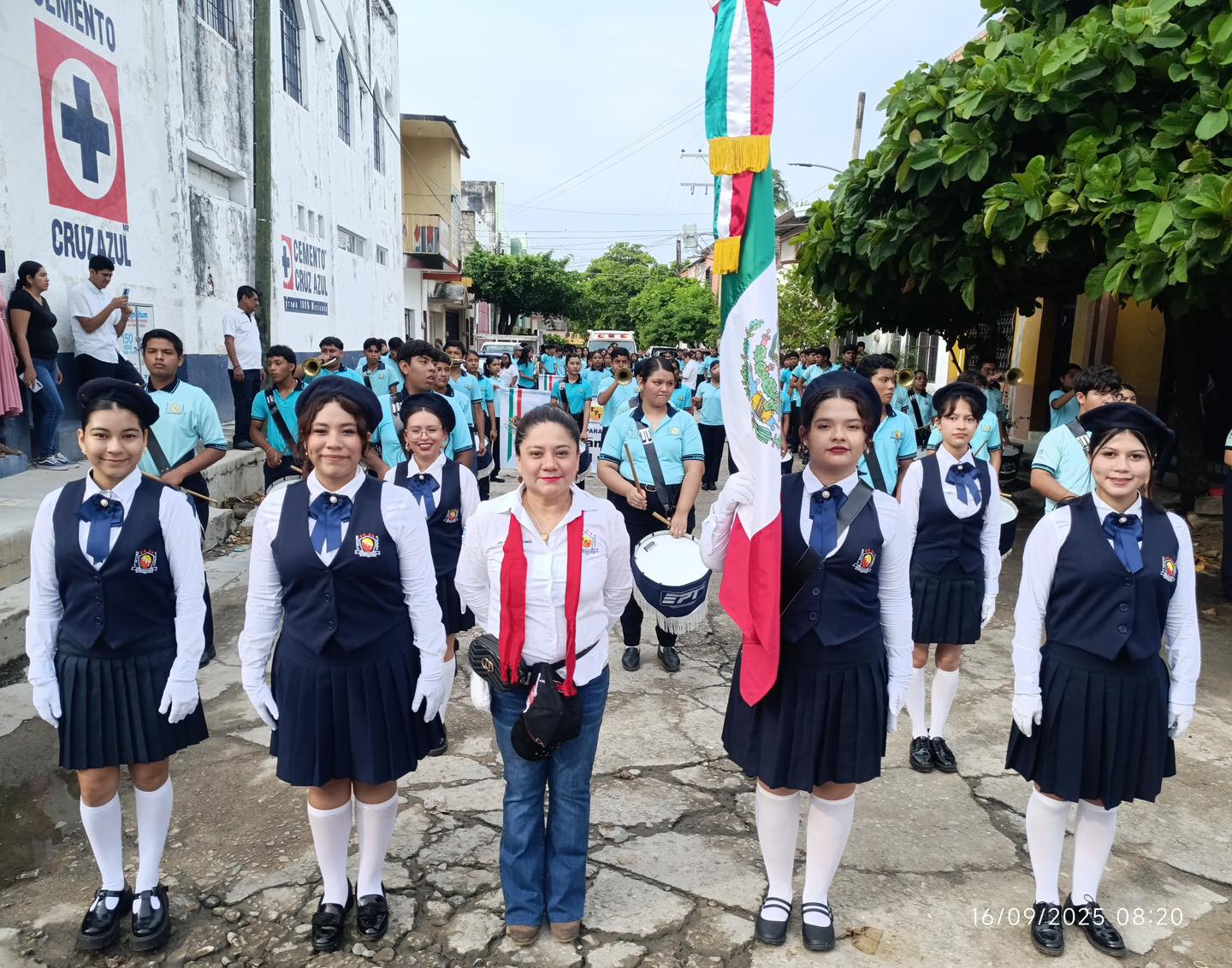 Preparatoria Tonala¦ü participa con orgullo en desfile del 215 aniversario de la Independencia de Me¦üxico1
