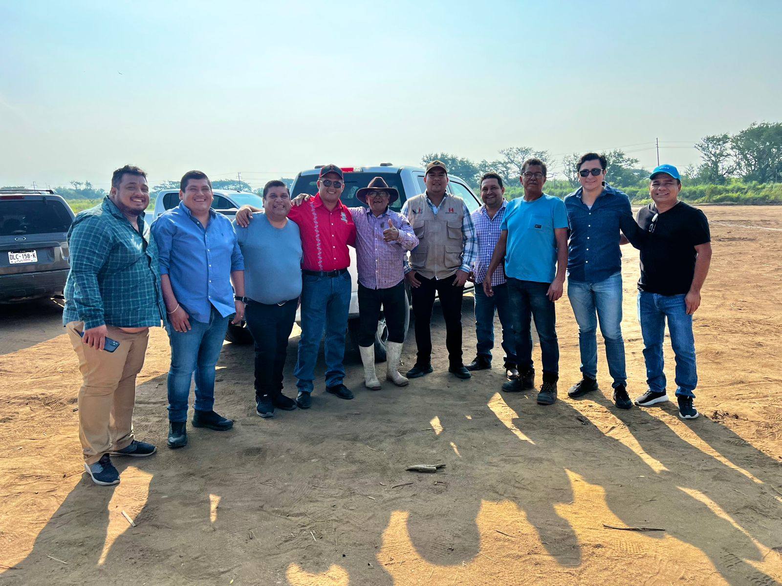 Alejandro Patrinos Fern+índez supervisa terreno para la construcci+¦n de m+ís de 840 viviendas de CONAVI1