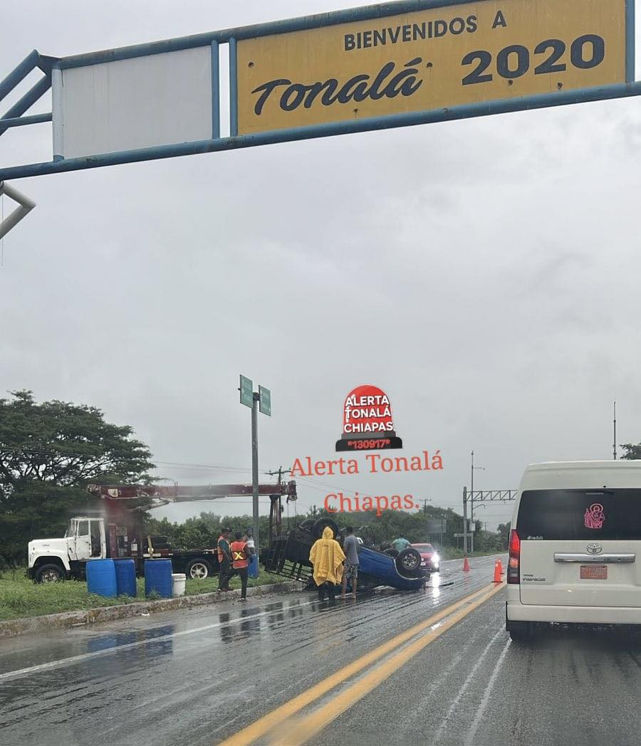 Termino¦ü volca¦ündose con todo y camioneta rumbo a Puerto Arista1