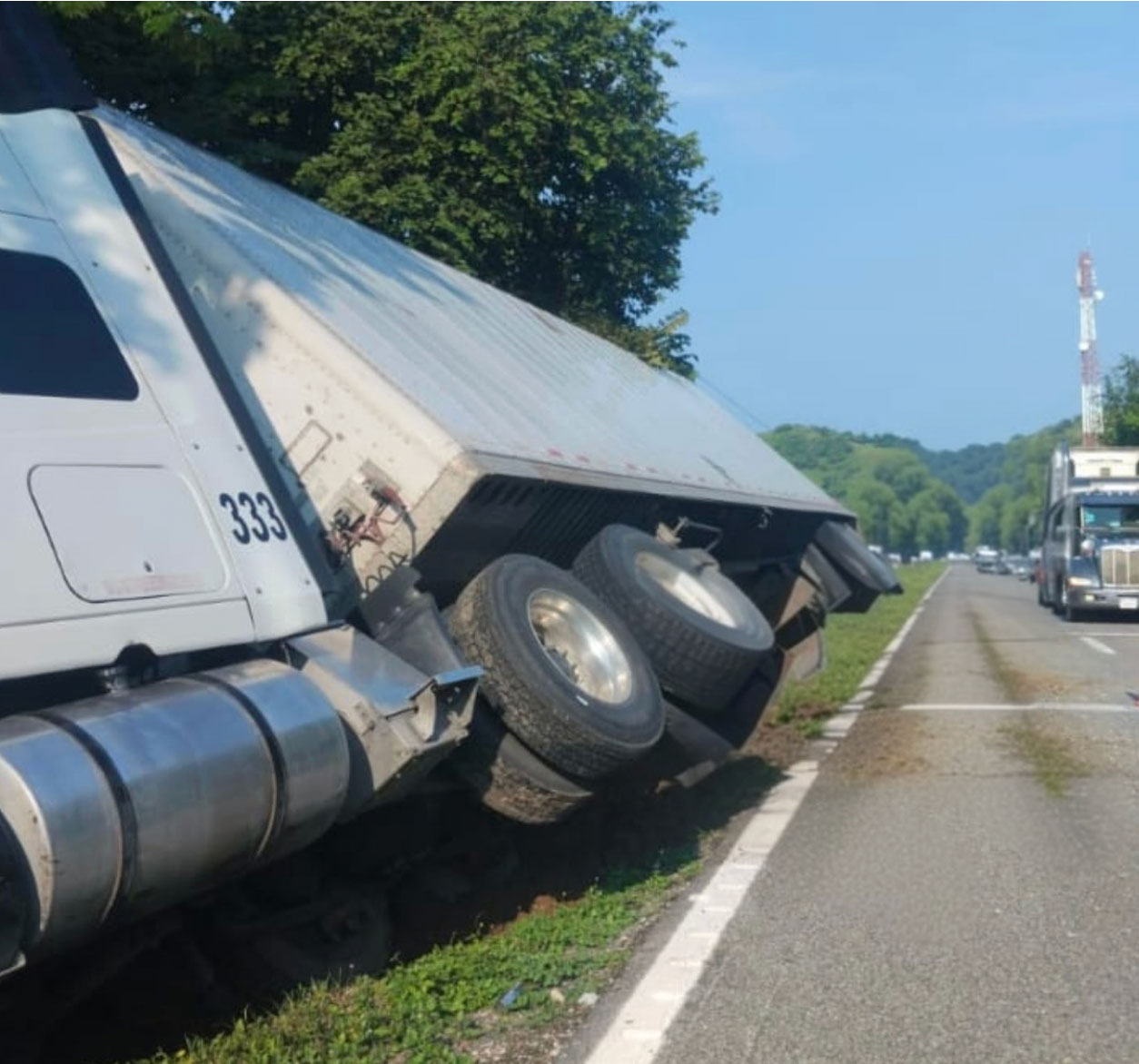 Tra¦üiler-se-sale-de-la-carretera-en-la-vi¦üa-Tonala¦ü1